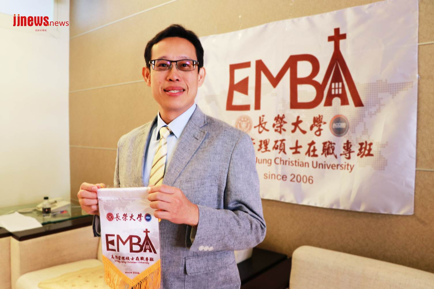 長榮大學EMBA執行長翁耀臨一身「數理魂」切入管理領域，如何助長榮大學EMBA在紅海市場中搶下籃板球取得攻勢？