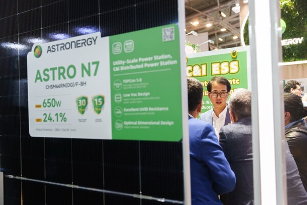 A photo captures the ASTRO N7 product at the Intersolar Europe. The Head of Global Product Technical Management explains the core techs of ASTRO N7 to visitors.