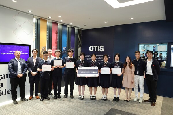 香港浸會大學附屬學校王錦輝中小學的學生隊伍在奧的斯Made to Move Communities 學生挑戰賽取得亞太地區第三名，獲得優異獎。圖為得奬學生與奧的斯義工導師和項目負責人合照。