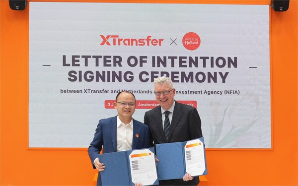 XTransfer 創始人兼首席執行官鄧國標（左），以及荷蘭外商投資局投資項目總監Hans Kuijpers（右）出席簽約儀式。