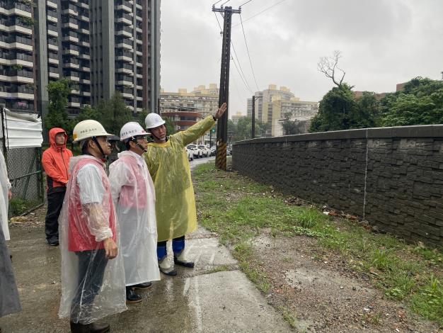 西南氣流警報持續發佈 林欽榮副市長視察鼓山三路擋土牆及柴山滯洪池防汛準備