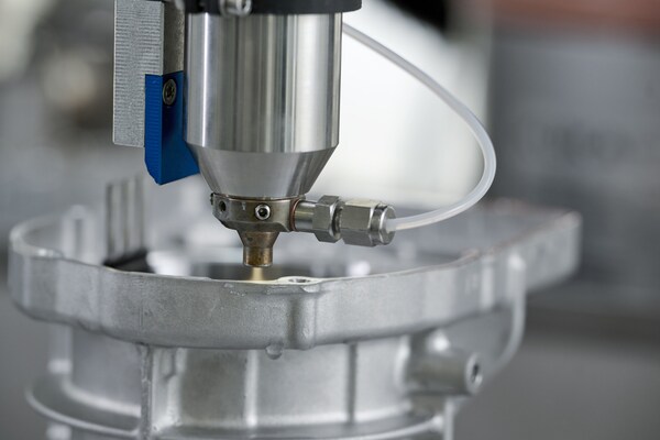 Cleaning the sealing gab with HydroPlasma® for best possible adhesion and high-quality end products.(Copyright: Plasmatreat GmbH) Cleaning the sealing gab with HydroPlasma® for best possible adhesion and high-quality end products.(Copyright: Plasmatreat GmbH)