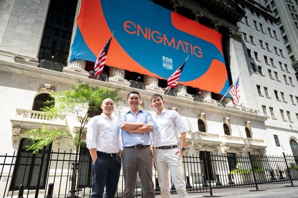 Enigmatig高層領導團隊在紐約證券交易所慶祝這一重要里程碑：創始人兼首席執行官符致榮（中）、董事兼首席財務官張鳴文（右）、以及首席運營官鄭琪陽（左）。（圖片來源：Enigmatig）