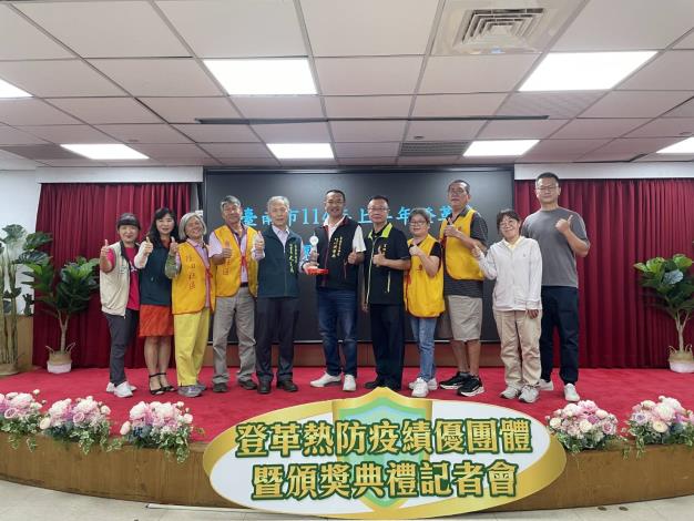 「防治登革熱 人人動起來」，臺南市政府頒發奬座及禮券，感謝登革熱防疫志工無私的付出！