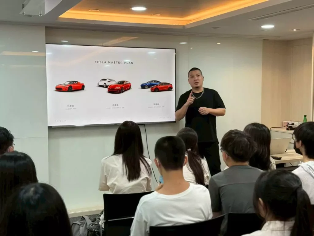 圖說：特斯拉展售中心人員向學員介紹車輛設計理念，以及如何將高科技與環保結合，加速全球運載工具朝可持續能源轉型的可能。