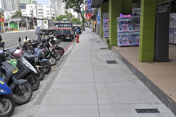瑞豐夜市旁裕誠路、勝利國小前南屏路人行道換新  步行更平坦舒適