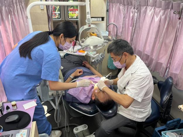 守護無牙醫地長者口腔健康  南市衛生局結合健保署 持續辦理偏鄉巡迴口腔服務