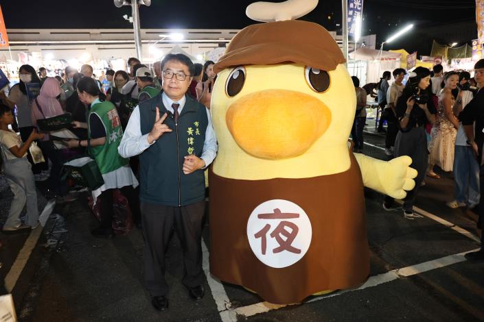暑假最後一波！黃偉哲市長攜手「夜奇鴨」快閃大東夜市和大東東夜市 現場發放限量50元夜市券 共度歡樂夏夜