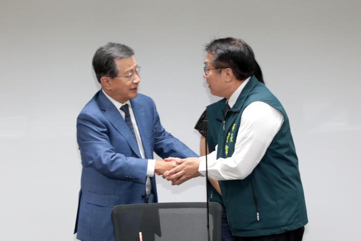 黃偉哲感謝世界台灣商會聯合總會捐贈660萬 協助風災災民重建家園