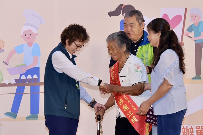 台南市社區照顧關懷據點志工表揚暨「鬥陣來呷菜」頒獎 黃偉哲感……