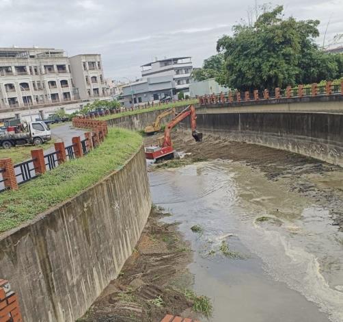 水利局於鳳凰颱風來襲前清疏曹公新圳 強化排水通洪能力