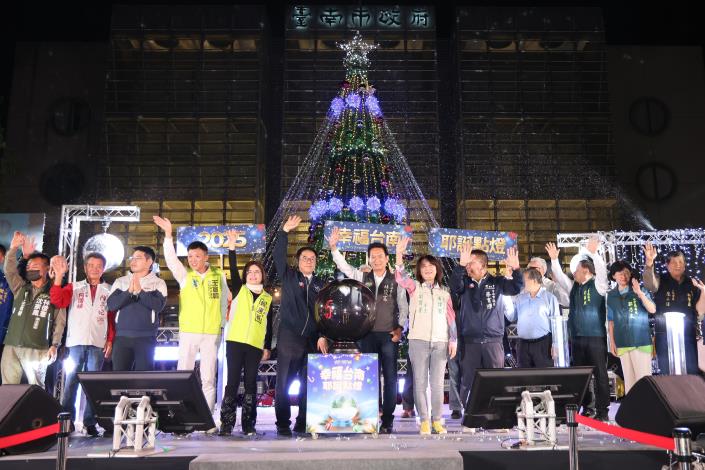 黃偉哲點亮民治市民廣場耶誕樹 與市民共享溫馨節慶氣氛