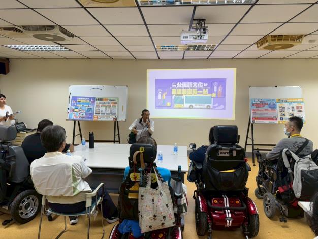 大臺南公車志工創新服務登場 陪伴長者與身障者學習智...