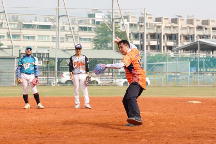 黃偉哲為府城城垣300年全國媒體壘球賽開球 盼展現台南文化與媒……
