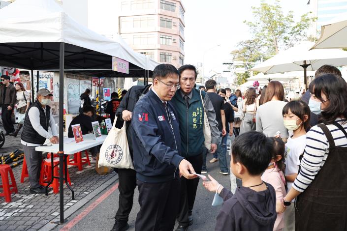 糖果森林海安聖誕日登場 黃偉哲逛市集、讚台南處處精彩