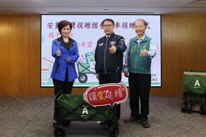 安麗台灣捐贈1,515台越野推車助學校 黃偉哲感謝企業攜手支持偏……