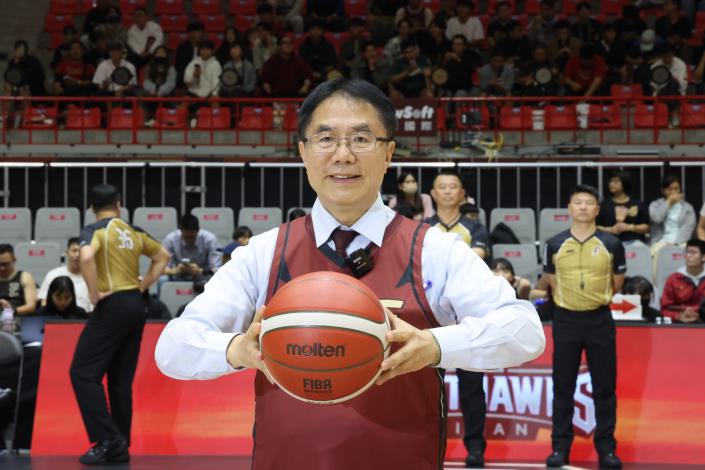 力挺在地職籃 黃偉哲為台鋼獵鷹新賽季主場開幕加油