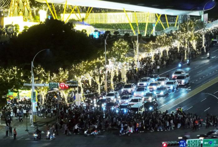 最暖平安夜在高雄！韋禮安、鄭宜農壓軸開唱 高雄聖誕生活節五天湧40萬人 市集破1200萬營收