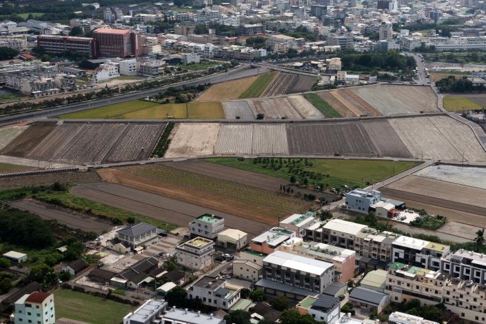 臺南市政府地政局榮獲土地利用監測作業成果評鑑模範金獎,辦理量……