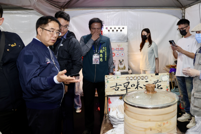 後台美食應援! 黃偉哲用擔仔麵、水果糖葫蘆為耶誕演唱會藝人加……