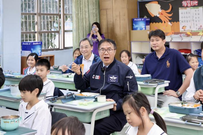 吃在地、惜食材、愛地球 黃偉哲與學童共享在地台灣鯛午餐