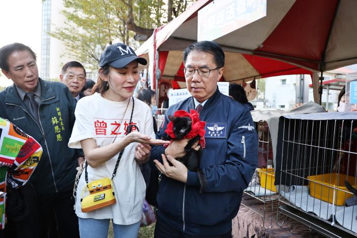 參加東區友善動物浪愛延續活動 黃偉哲呼籲以認養代替購買讓愛延續