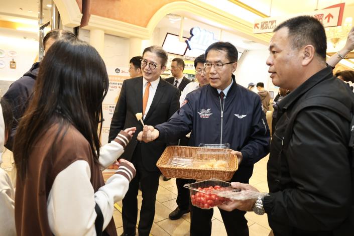 新春瘋台南 農來上賀禮  黃偉哲至板橋大遠百推銷台南農產年節好禮