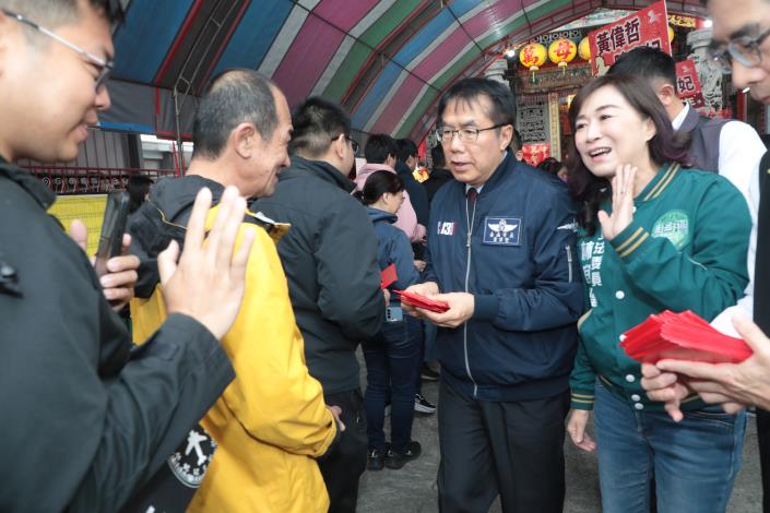 黃偉哲大年初一走春新化朝天宮 向市民拜年發小紅包祈福迎新春