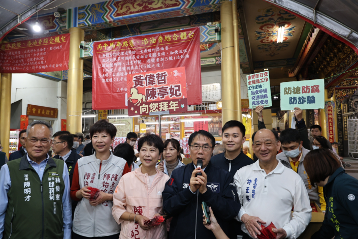 除夕守歲祈福!黃偉哲走訪開基玉皇宮、天壇參香 祈願馬年風調雨……