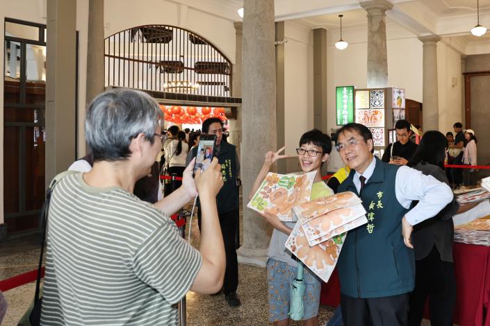 卡比胖拉小提燈西市場限量發送 黃偉哲歡迎民眾逛市集拿好禮