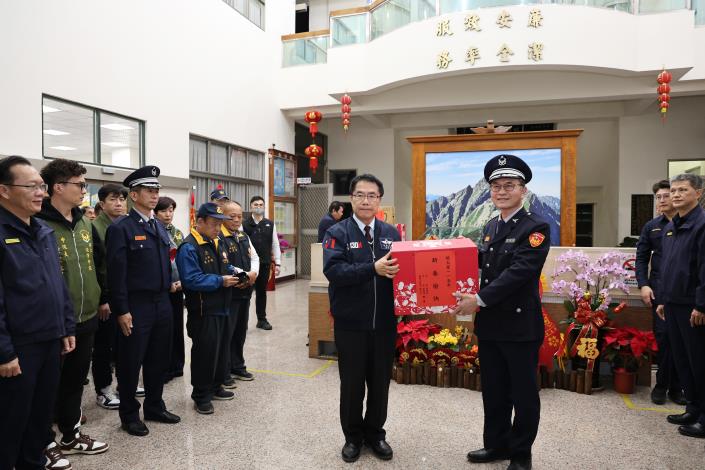黃偉哲慰勉春節執勤警民力 感謝守護台南治安交通