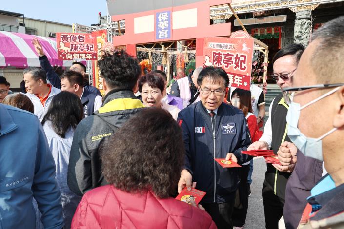 初二回娘家 黃偉哲馬不停蹄參拜祈福、發放小紅包與民同慶