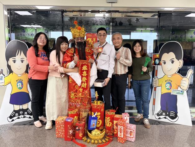 樂聲迎春 財神爺降臨新化地政!溫馨宣導共度暖心年節