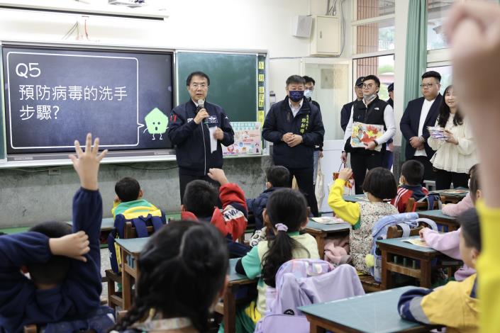 開學日宣導校園防疫及通學安全  黃偉哲籲落實「巡、倒、清、刷」