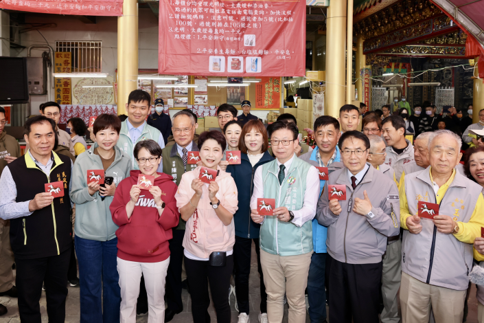 副總統蕭美琴初三赴台南開基玉皇宮走春參拜 黃偉哲陪同發放一元……