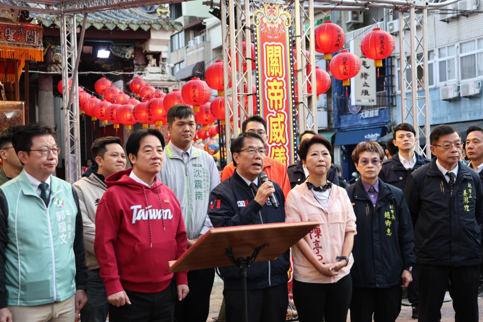 總統賴清德偕臺南市長黃偉哲初二參拜祀典武廟 發放新春紅包與民……