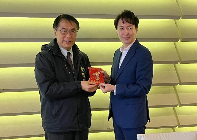 深化國際棒球交流　黃偉哲市長探訪樂天巨人隊並致贈春節紅包