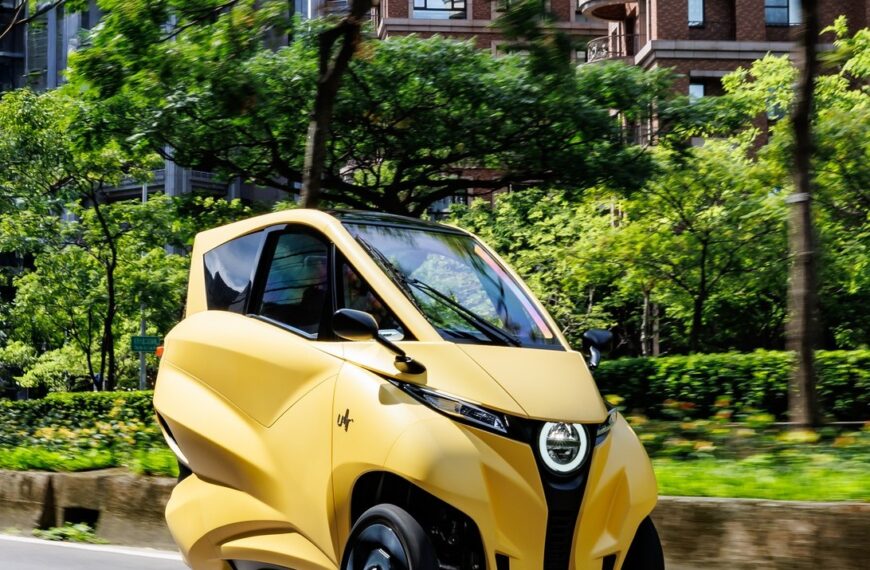 向高雄的太陽宣戰！31 萬買這台「有冷氣的機車」，...