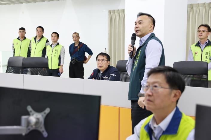 備戰春節交通疏運 黃偉哲赴智慧交通中心慰勞同仁