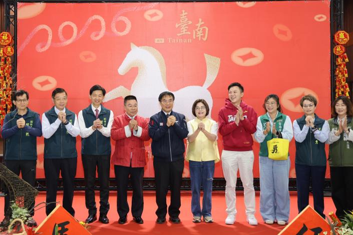 台南市政府「金馬伍吉」新春團拜 黃偉哲送「乖乖」期勉提供市民……