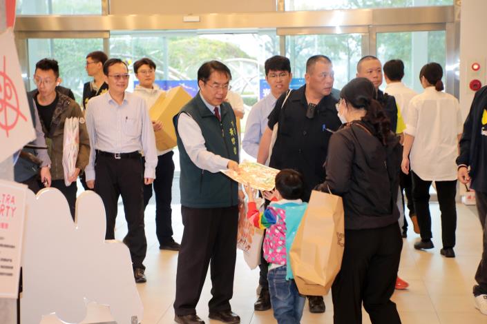 黃偉哲現身三井Outlet發送卡比胖拉小提燈 邀民眾暢遊台南歡度元……