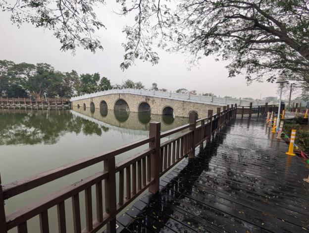 黃偉哲市長邀請市民到新營馬年走春 波光節點亮天鵝湖光之夢
