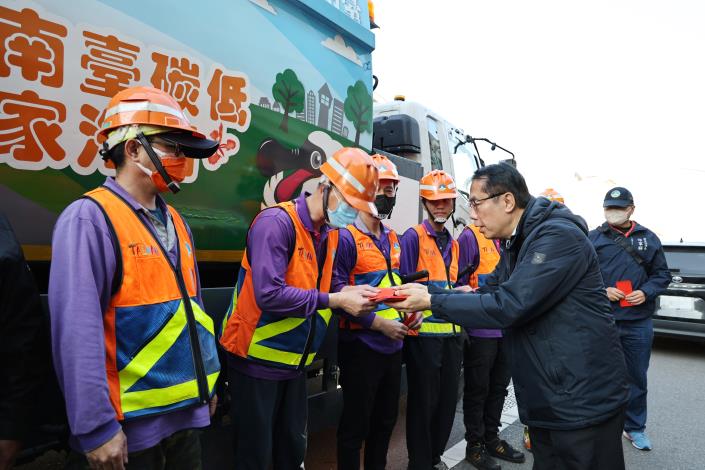 黃偉哲春節前慰勞清潔隊員　感謝第一線辛勞付出守護市容