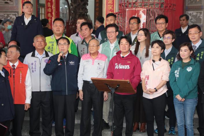 黃偉哲偕賴清德總統麻豆代天府參香發福袋 向鄉親拜年祈願台南平……