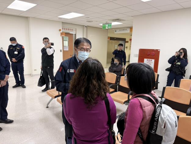 黃偉哲市長第一時間趕往成大醫院關心傷者與慰問救護團隊