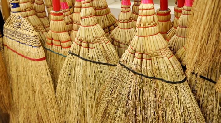 不讓老文化消失!新營姑爺社區保存貴黍帚技藝