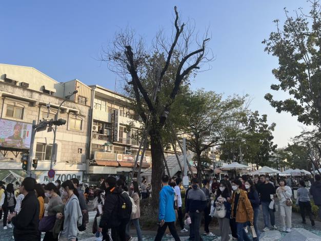 春節連假逛市集 海安商圈「馬上走運年年有福」熱鬧迎春