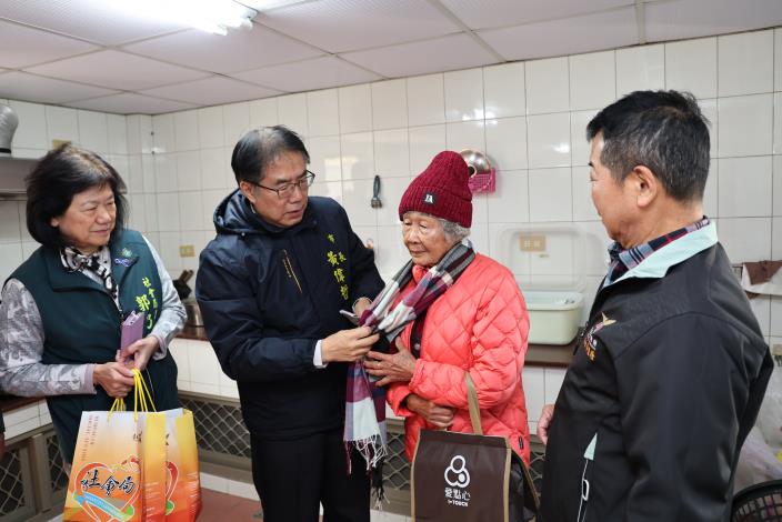 春節前關懷送暖　黃偉哲寒流中探訪七股區獨居長者