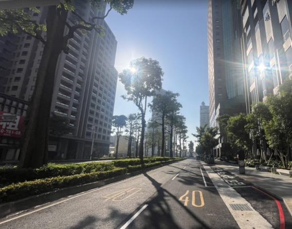 強降雨也不怕!前鎮中山二路機慢車道前側溝擴建完成