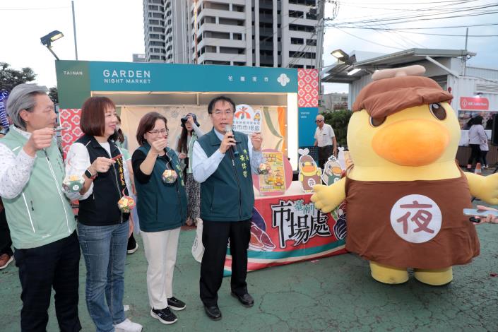 雙鴨躍馬迎元宵 黃偉哲現身花園夜市發送限量鴨鴨小提燈